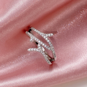 Anello F1651 con Design Vegetale, Anello di Fidanzamento da Donna con Zirconia Cubica e Micro Pavé - Product Image 3