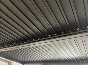 Moderno pergolato bioclimatico in alluminio 6x4m con ombreggiatura manuale a distanza regolabile per case estive - Product Image 4