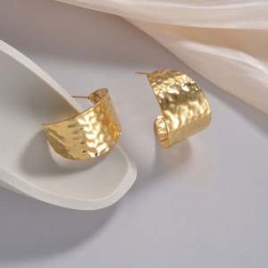 ต่างหูจี้สแตนเลสสตีลชุบทอง PVD แบบขายส่ง ลายตอกทันสมัย ไม่ก่อให้เกิดอาการแพ้ ไม่หมองคล้ำ - Product Image 2