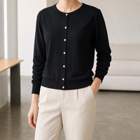 Pull en laine mérinos douce pour femme, col rond, manches longues, boutonné, coupe ajustée, noir uni, minimaliste, simple boutonnage, automne-hiver