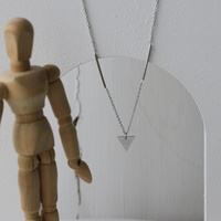Collier Pendentif Triangle Porte-Bonheur Chic et Minimaliste en Acier Inoxydable Plaqué Or 18K – Cadeau Idéal Bijoux Goodluck