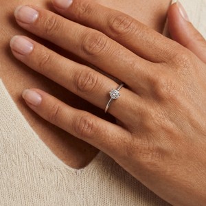 Anillo de Compromiso de Plata de Ley 925 con Diseño Sencillo Dylam, con Piedra de Moissanita de 5 mm y 0.5 ct, D VVS1, para Boda - Product Image 3