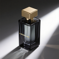 Flacon de parfum rectangulaire en verre rechargeable luxueux de 30 ml, 50 ml, 100 ml, transparent avec bouchon carré doré et vaporisateur à pompe
