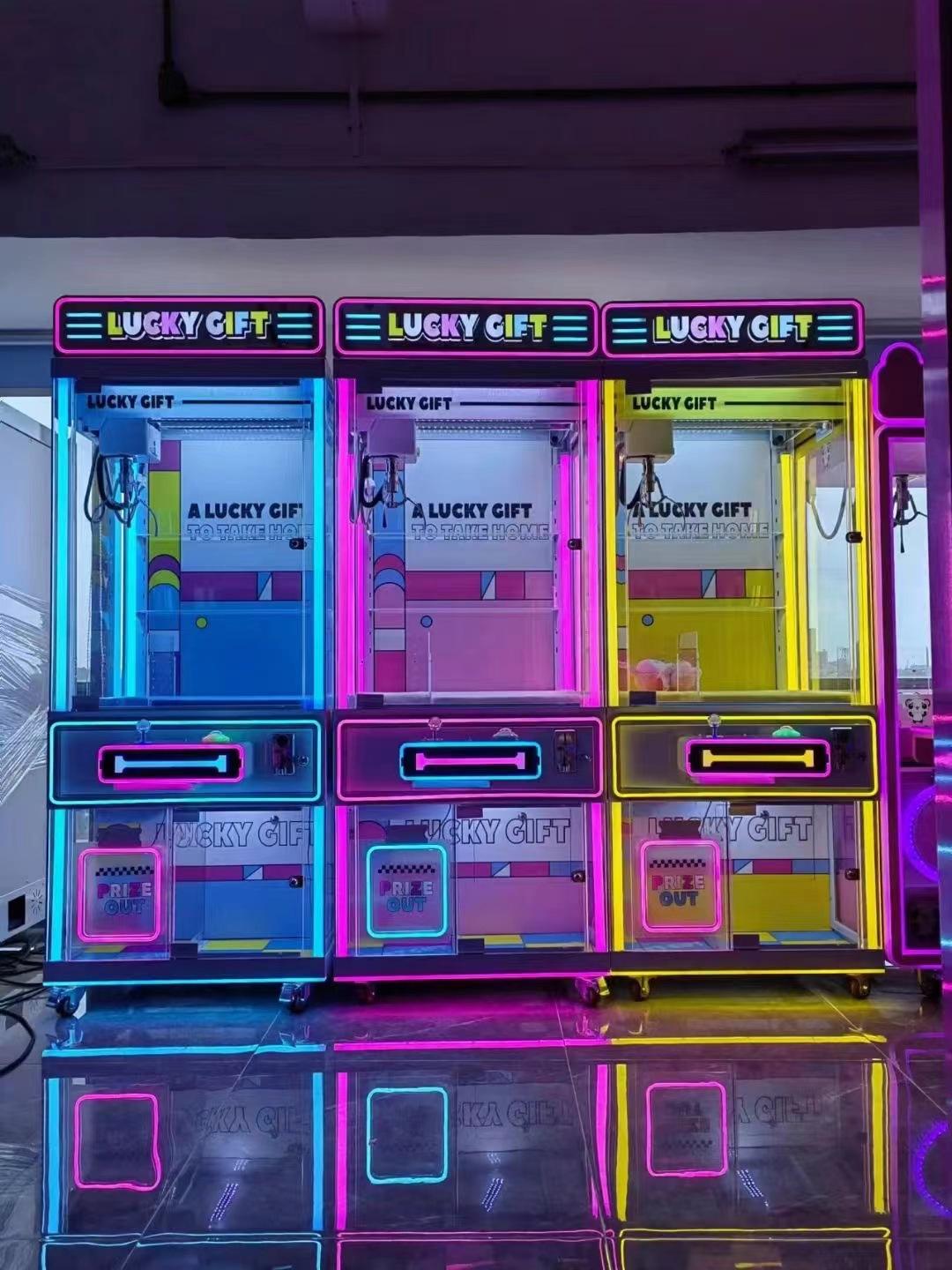 Transparent doll machine