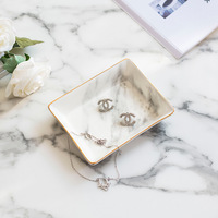 Vente en gros en usine d'articles de décoration d'intérieur en céramique tendance avec bord doré marbré plat à bijoux en céramique plateau de rangement pour cosmétiques de bureau