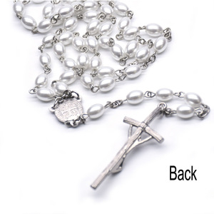 <span class=keywords><strong>Collana</strong></span> <span class=keywords><strong>Rosario</strong></span> Cattolico con Crocifisso, Perle Ovali Bianche e Nere Fatte a Mano, per Matrimoni e Cerimonie Religiose - Product Image 4