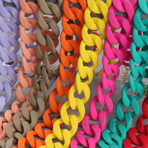 Collana Choker Bohémien Circolare da 52cm <span class=keywords><strong>in</strong></span> <span class=keywords><strong>Resina</strong></span>, Colore Caramella con Superficie Opaca, Catena Lunga <span class=keywords><strong>in</strong></span> Acrilico - Product Image 2