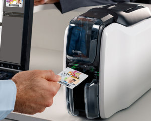 Imprimante de cartes en PVC plastique simple face Zebra ZC100, imprimante de cartes RFID - Product Image 1
