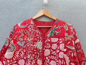 เสื้อแจ็คเก็ตผ้าฝ้ายปะติดปะต่อสีแดงพิมพ์ลายดอกไม้ งานแฮนด์เมด สไตล์อินเดีย บล็อกพิมพ์ ลายโบโฮ สำหรับผู้หญิง เสื้อโค้ทฤดูหนาว - Product Image 3