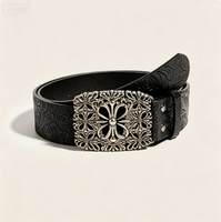 Cette ceinture rétro présente une boucle croisée en alliage noir à motifs floraux en relief et ornée de découpes argentées, d'une esthétique western classique.