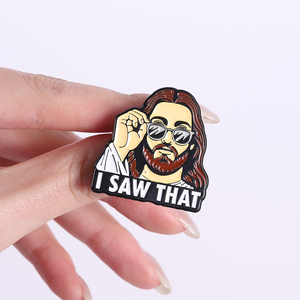 Spilla smaltata divertente con Gesù che fa capolino, design religioso di Gesù con occhiali da sole, accessorio distintivo da bavero per amici - Product Image 4