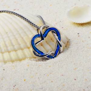 Ciondolo a Doppio Cuore Intrecciato Eterno in Rame Placcato Argento con Opale - Design con Doppio Cuore Incastonato con Opale Blu Fuoco |   Amore romantico - Product Image 3