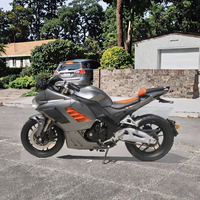 Motocyclette sportive automatique à essence pour adultes, fabriquée sur mesure par l'usine Yican, avec moteur sans balais de 400-600 cm³, vitesse maximale de 150 km/h.