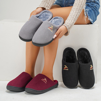 Pantoufles d'intérieur chaudes, douces et confortables pour femmes, à talons hauts et semelle épaisse, collection automne-hiver, en gros, en stock