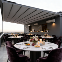 Toit rétractable moderne en aluminium pour extérieur, éclairage LED, imperméable, protection contre la pluie, télécommande sans fil, protection UV, balcon, patio