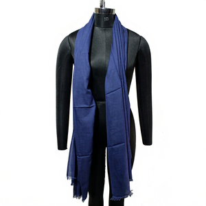Écharpe tendance en coton doux pour femme, vente directe d'usine, avec franges pour ajouter du style à votre tenue - Product Image 1