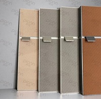Panneaux de porte de placard et façades de tiroirs en cuir sur mesure pour villa, avec bordure en alliage et placages.