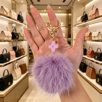 Porte-clés pompon en forme de cœur, breloque émail trèfle à quatre feuilles, pendentif de sac en fausse fourrure moelleuse, décoration de sac à main pour femme