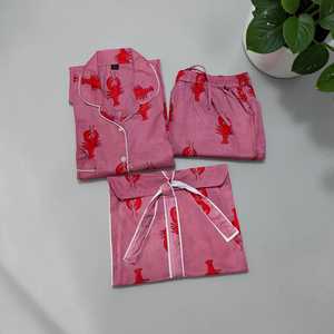 Ensemble de pyjama en coton pour femmes, imprimé homard rose, vêtements de nuit confortables, ensemble de détente deux pièces - Product Image 1