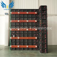 Système de coffrage en plastique réutilisable, conception modulaire pour le coulage de murs et de colonnes en béton sur chantier