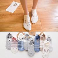 Vente en gros de chaussettes de sport en coton pour la cheville de petits animaux de dessins animés chaussettes bateau en coton invisibles à bouche peu profonde pour femmes