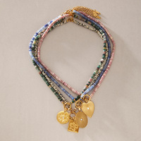 Collier Bohème Vintage Étanche Plaqué Or avec Perles Colorées et Breloques Multi-Motifs Dorées pour Femme, Bijou de Fête Estivale