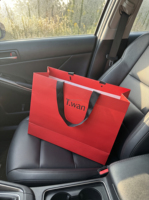 Sacs shopping en papier rouge imprimés sur mesure avec impression intégrale, texte noir et carte de tête agrafée pour emballage cadeau de détail