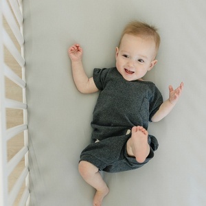 Juego de Fundas de Cuna de Bambú Orgánico para Bebé, Color Sólido Personalizado, Juego de Ropa de Cama Infantil de 4 Piezas, Sábanas de Cuna de Bambú al por Mayor - Product Image 4