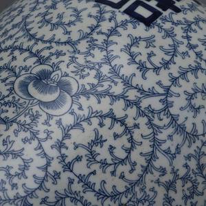 Squisito Vaso in Ceramica Blu e Bianca Dipinto <span class=keywords><strong>a</strong></span> <span class=keywords><strong>Mano</strong></span> con Motivo 'Felicità' della Dinastia Qing Cinese - Product Image 4