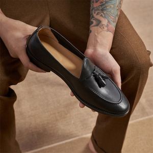 รองเท้าผู้ชายทำมือทรงเหลี่ยมสำหรับงานปาร์ตี้-หนังวัวแท้ชั้นแรกประดับพู่ห้อย สไตล์อังกฤษ ทันสมัย เหมาะสำหรับใส่ทำงาน  แบบผูกเชือก น้ำหนักเบา ระบายอากาศได้ดี - Product Image 4