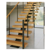 Escalier à monopoutre en acier plié, conception en tôle soudée, marches en chêne massif, esthétique moderne
