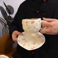 Chaozhou usine peinte à la main petite tasse à café en céramique florale et feuille verte et soucoupe plateau de nouveauté ensemble de tasses à thé de l'après-midi