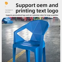 Chaise moderne minimaliste légère et confortable avec dossier en plastique, accoudoirs épaissis, design en forme de coquille, pour usage extérieur et restauration