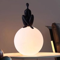 Lampe de table sculpturale en forme humaine d'inspiration artistique moderne, design avec boule en tête, abat-jour blanc, éclairage d'ambiance, fonction de gradation pour