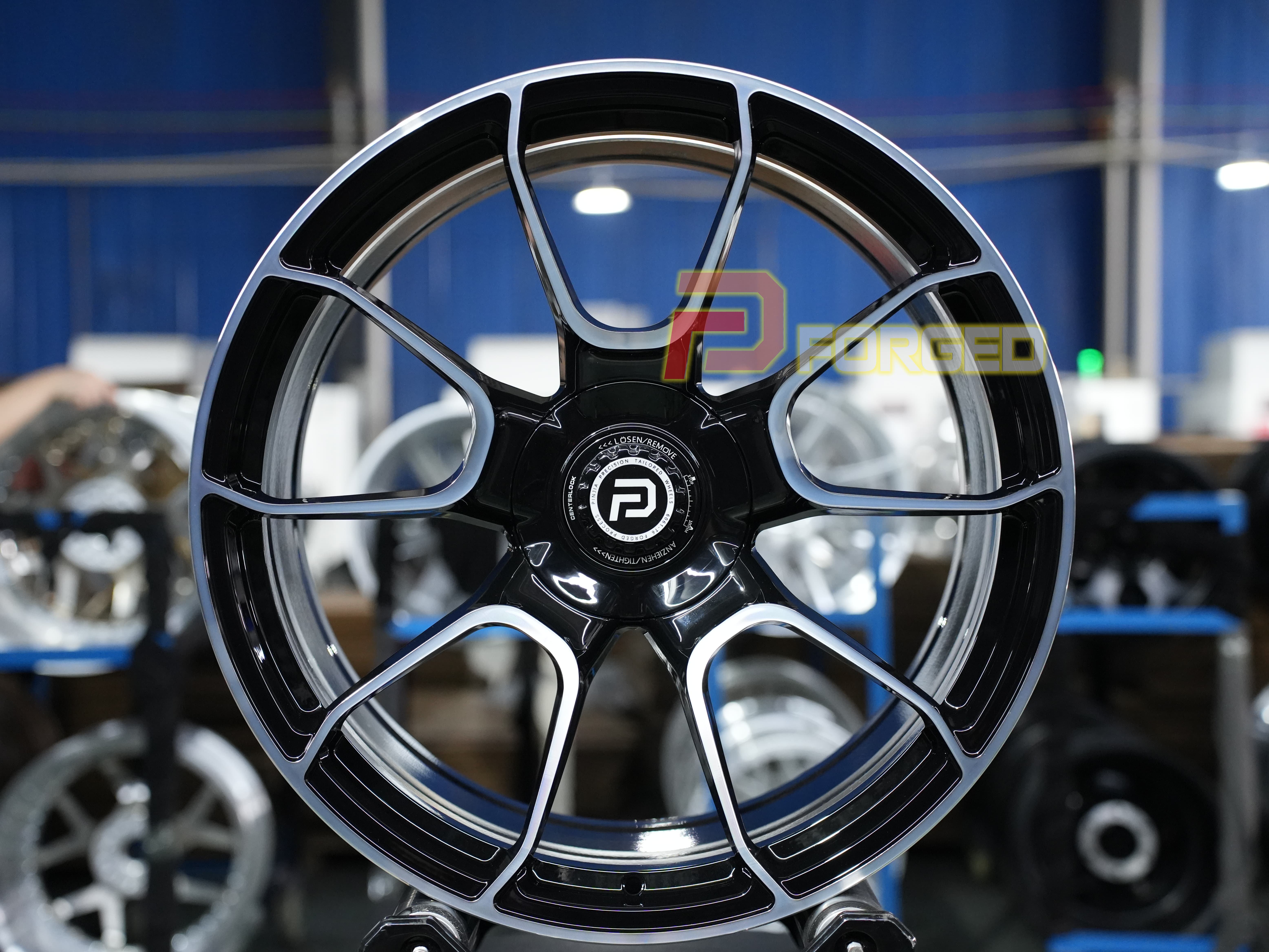 Negro brillante y acabado mecanizado