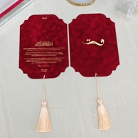Menu de table de luxe en velours bordeaux, texte personnalisé en feuille d'or, forme découpée avec pompon doré, pour mariage et soirée masquée