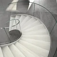 Escalier en colimaçon intérieur en fer forgé de conception moderne Prima avec garde-corps en verre feuilleté, escalier compact pour appartement