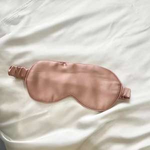 Masque de sommeil lesté personnalisé taie d'oreiller en soie masque de sommeil Chouchou coffret cadeau taie d'oreiller moderne - Product Image 3