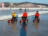 Quad Bike Bicyclette à quatre roues non motorisée utilisée sur la glace et sur d'autres terrains pour enfants et adultes