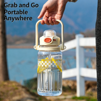 Bouteille d'eau sport portable grande capacité en Tritan, couleurs contrastées, avec poignée et paille rabattable, idéale pour les voyages en extérieur