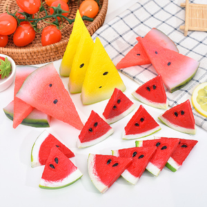 Rodajas de sandía pequeñas, piezas de fruta artificial, modelo de plástico, decoración de plato de frutas para juegos de comida navideños - Product Image 1