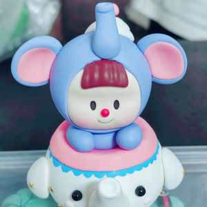 Figurines en résine de dessin animé personnalisées Duomei - Ornements - Cadeaux de vacances peints à la main artistiques - Product Image 1