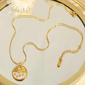 Collar con colgante de sol y luna de nácar blanco en acero inoxidable chapado en oro de 18 quilates con circonitas en forma de estrella para mujer, para uso diario. - Product Image 3