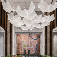 Lustre moderne en maille de cristal à volants et rubans, suspension irrégulière personnalisée pour la décoration de hall d'hôtel et de projets de villas