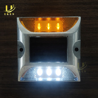 Vente en gros de marques routières LED solaires électriques en aluminium, type œil de chat, clignotantes ou à lumière constante, avec réflecteur lumineux