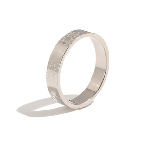 Bague plate élégante gravée en acier inoxydable plaqué or 18 carats, résistante à l'eau et au ternissement, minimaliste, pour femme - Product Image 1