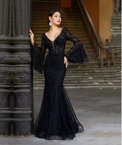 فساتين سهرة طويلة أنيقة وجذابة بياقة على شكل V وأكمام واسعة طويلة، تصميم ضيق باللون الأسود من الدانتيل لحفلات الزفاف والحفلات المسائية - Product Image 4