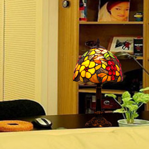 Lámpara de Mesa de Hierro Forjado de Estilo Retro Europeo, Lámpara de Noche Creativa con Diseño de Uvas y Flores para Lectura, Lámpara de Buró para Estudio o Cafetería - Product Image 1
