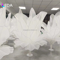 Fondo de Boda LEDA Moderno con Flores Gigantes Blancas, Decoración de Organza con Tamaño Personalizable y Entrega Rápida para Eventos