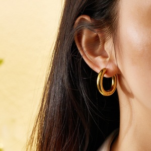 Pendientes de Aro Lisos y Sencillos de Acero Inoxidable Chapados en Oro de 18K, Pendientes de Aro Tipo Huggie para Mujer, Joyería de Moda en Oferta - Product Image 4